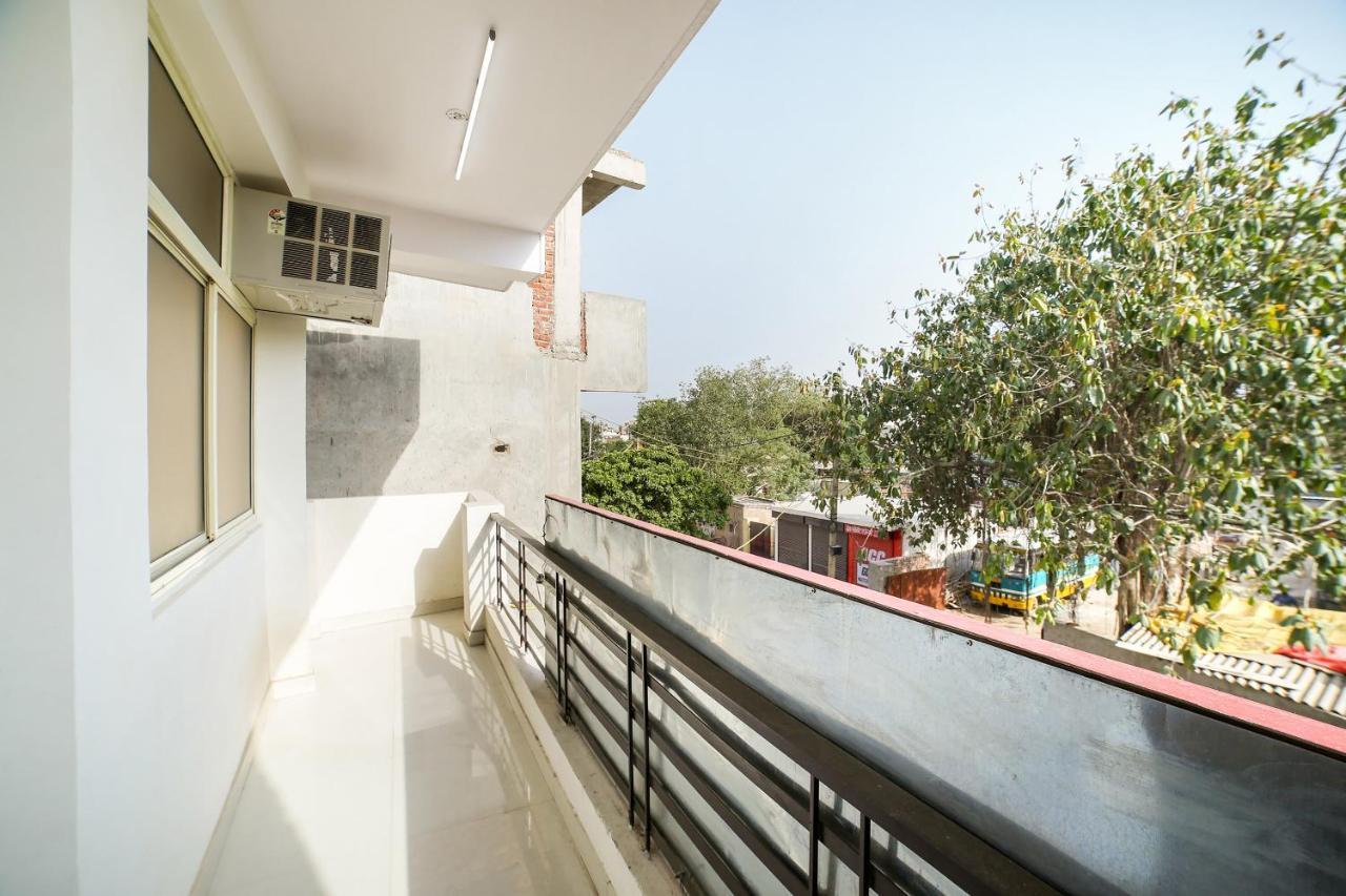 Hotel Live On Del5542 Nueva Delhi Exterior foto